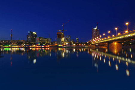 维也纳城市天际线夜景。奥地利