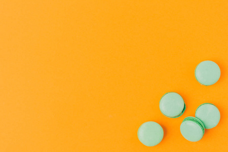 橙色马卡龙的顶部视图照片