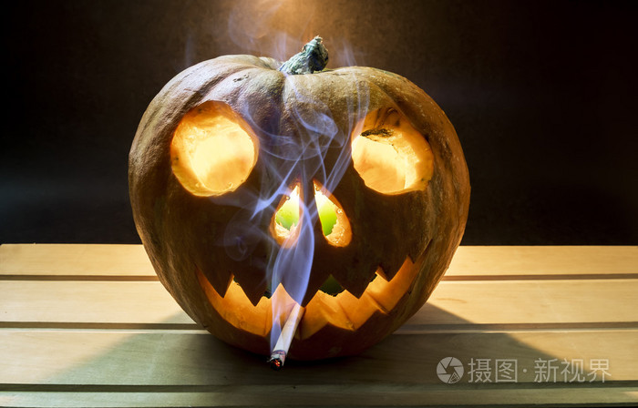 万圣节的南瓜头吸烟