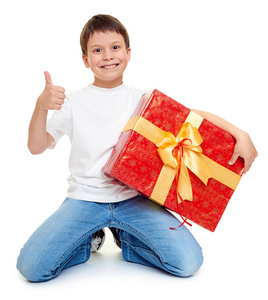 男孩与红色礼品盒和假日对象概念隔离