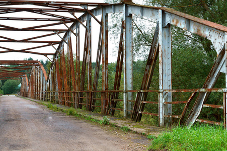生锈的桥梁, 加里宁格勒州, 桥梁的老铁支持