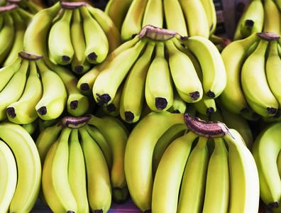 堆栈的绿色香蕉成熟的香蕉 bunches照片