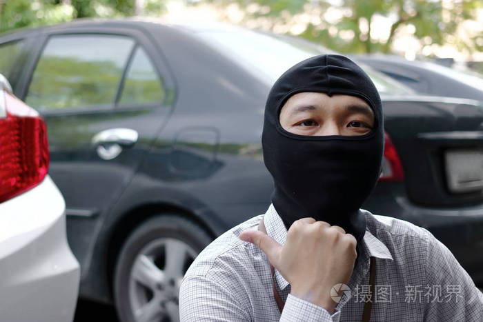 蒙面贼在盗窃前行动。汽车窃贼犯罪概念照片-正版商用图片0gma0d-摄图新视界