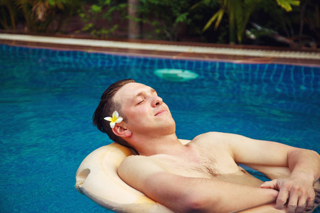 男人在游泳池里放松