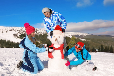 在滑雪胜地做雪人的一群朋友