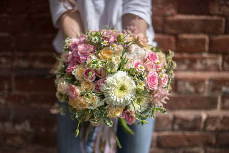 在她手中的花束的女孩.特写照片