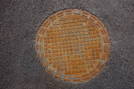 生锈的铁舱口盖生锈的井盖上沥青照片