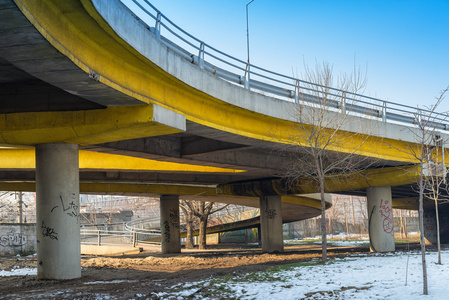 用黄色画柱混凝土公路桥梁