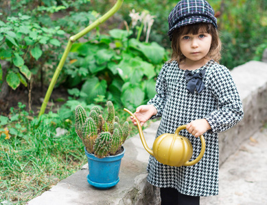 孩子在花园里播种春天的花朵。小女孩园丁植物。园艺工具和水可以为孩子们。孩子在后院工作