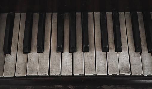 古色古香的钢琴钥匙和木五谷的特写以黑口气