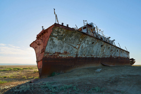废弃的船咸海. 咸海是中亚以前的联合国盐湖。咸海是位于哈萨克斯坦北部和乌兹别克斯坦南部的一个内陆河流域湖。