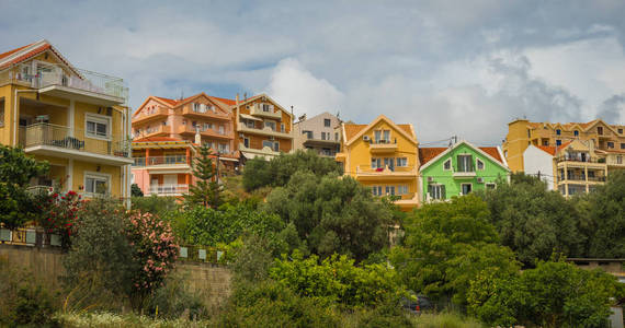 Argostoli 明亮的彩色房屋