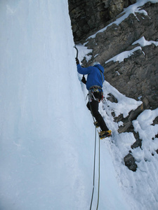 男性冰登山者冰攀登在瑞士