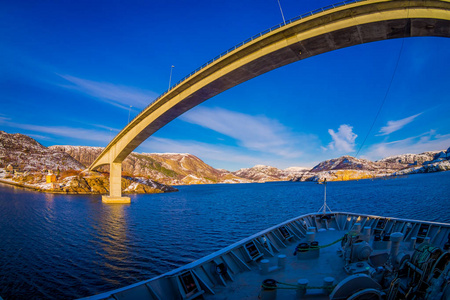 hurtigruten 船邮轮的户外景观, 前端, 前面有一座巨大的桥