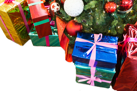 圣诞树用多彩的礼物提出了下面的框