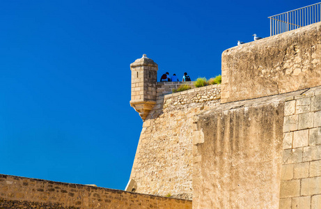 瞭望塔的圣塔芭芭拉城堡在西班牙阿利坎特