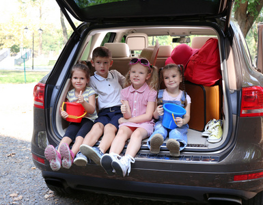 孩子坐在汽车后备箱图片
