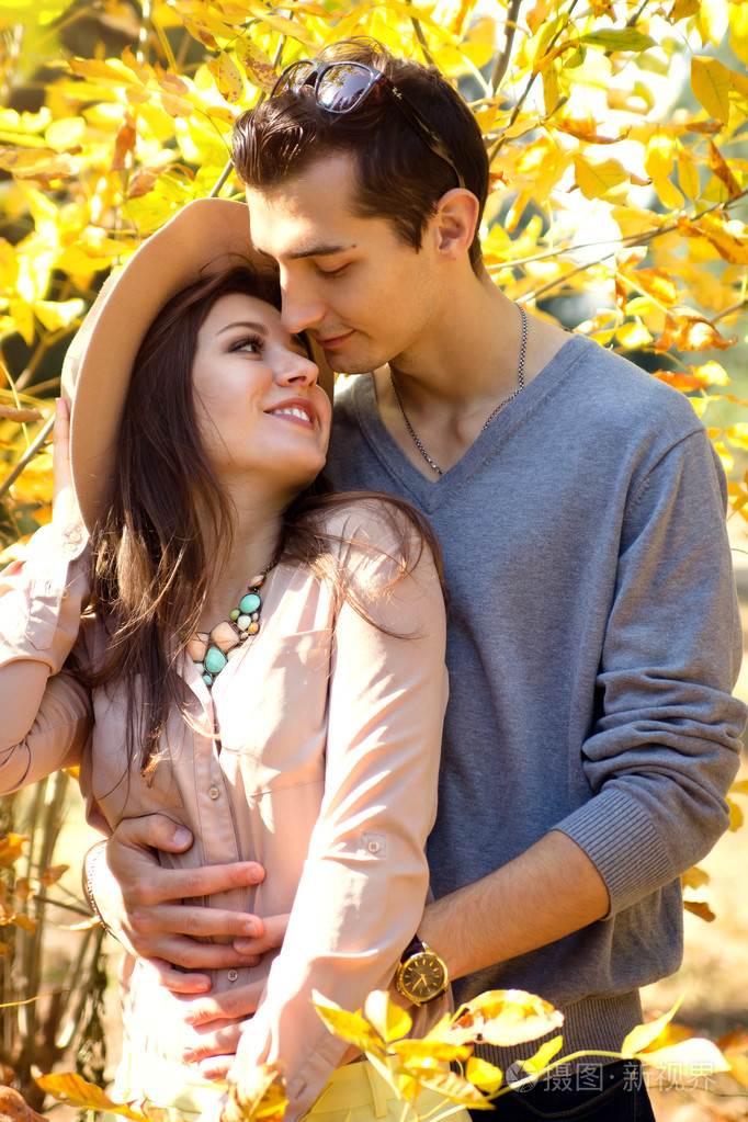幸福的情侣拥抱秋天背景