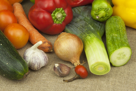 桌上五颜六色的新鲜蔬菜。准备处理的新鲜蔬菜。厨房的桌子，准备烹调蔬菜类菜肴