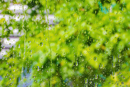 雨后的透明玻璃窗口上的雨滴