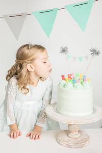 女孩在生日蛋糕吹