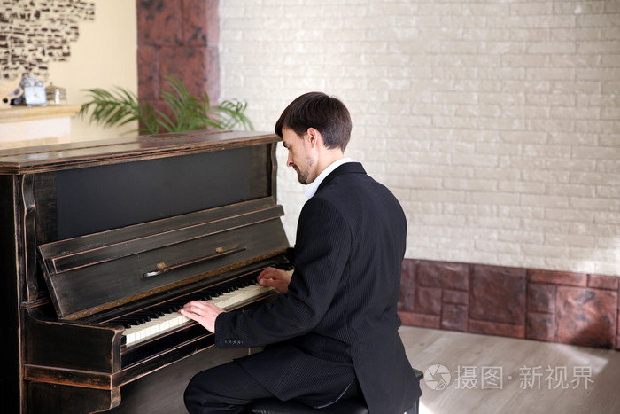穿着黑色西装的男人弹钢琴班