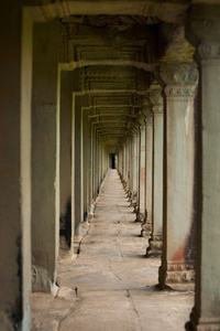 重复的石头柱子走廊吴哥窟寺庙