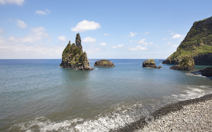 亚速尔群岛海岸线景观与弗洛雷斯岛的圆石滩.