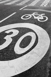 在沥青街的自行车车道信号。城市背景