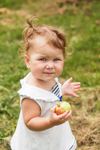 女婴的苹果树下