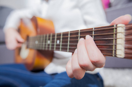 女性手弹吉他在家里, 天才无法辨认的音乐女人