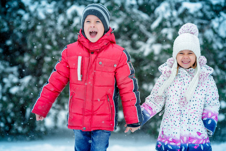 两个小孩子在雪地里