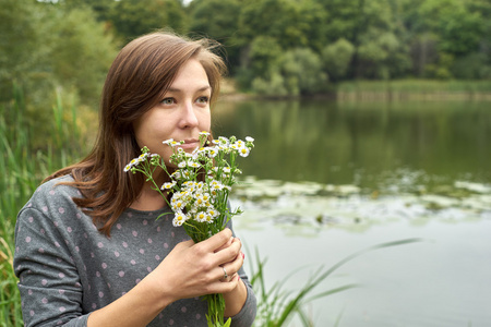 女人闻一朵雏菊