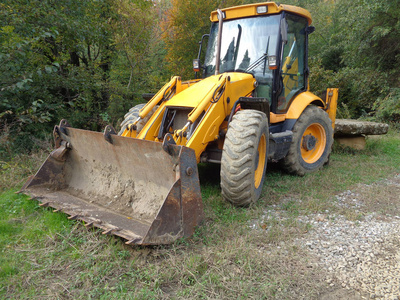 推土机在森林附近公路边