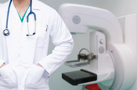 用听诊器在他的脖子与 x 射线照相系统机器在医院背景,癌症和疾病治疗