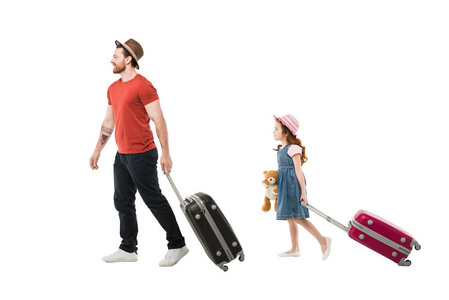 父亲和女儿在帽子鼓风机手提箱被隔绝在白色, 旅行概念