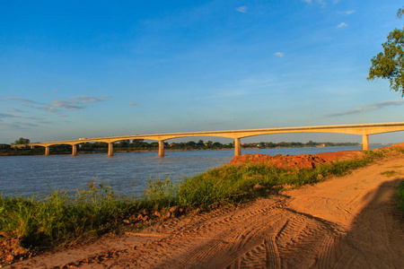 泰老友谊大桥越过湄公河在廊图片