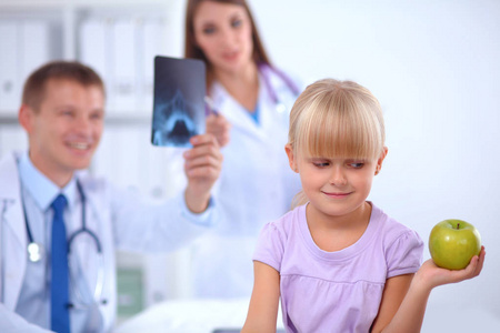 孩子和医学概念   一个苹果给小女孩的女医生