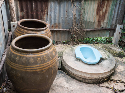 脏的旧马桶,用大罐子照片