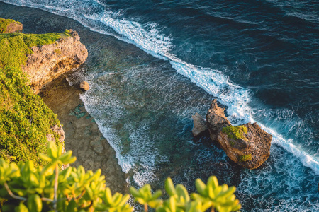 波浪蓝水海岸观