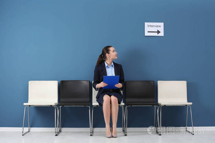 在室内等待工作面试的年轻妇女