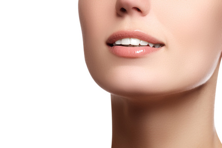 年轻女子自然微笑的特写美女肖像嘴唇照片