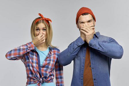 皱眉表情包年轻欢快的情侣嬉皮士, 年轻人捏你的手指在你的鼻子不愉快