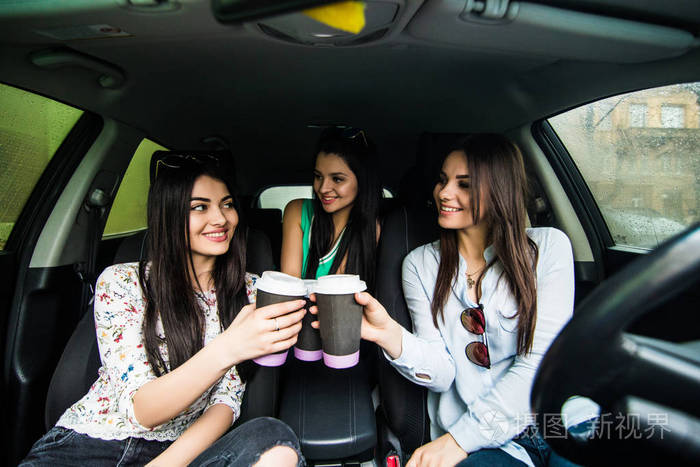 年轻美人三在三市街驾车时喝咖啡的妇女
