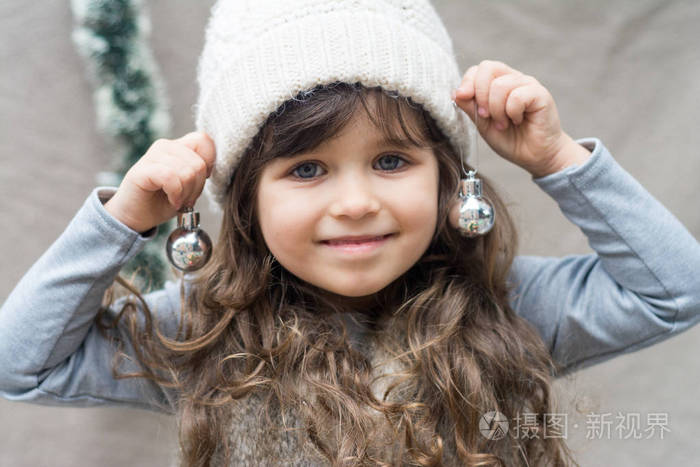 迷人的白种小女孩戴着帽子的情感肖像.