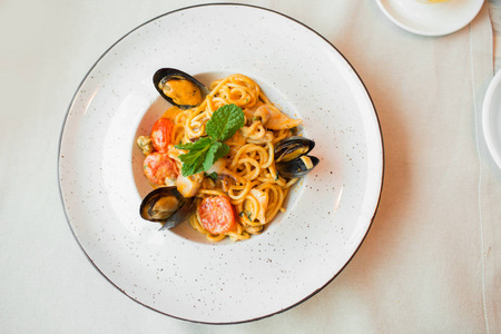 带贻贝海鲜的意大利面条。荞麦面配虾和蔬菜。亚洲美食。番茄酱海鲜面食