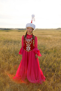 美丽的民族服饰与 dombyra 共舞，草原的哈萨克女人