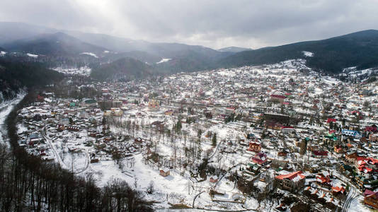 乌克兰 Yaremche 冬季的喀尔巴阡山山脉鸟瞰图