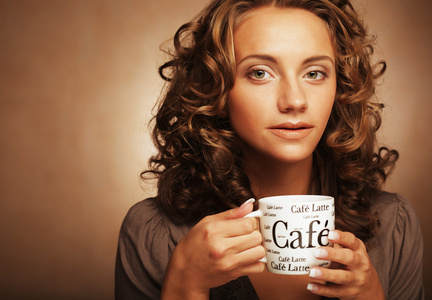 喝咖啡的漂亮女人