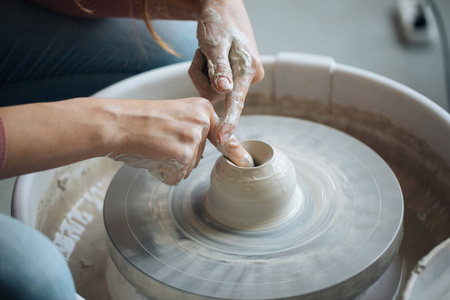手工制作的一个波特的车轮, 手做粘土从各种物品的家和销售在商店和在展览会上, 陶瓷项目是手工制作, 粘土钢坯成为陶瓷菜